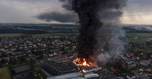 Großbrand in einem Industriebetrieb - Juni 19